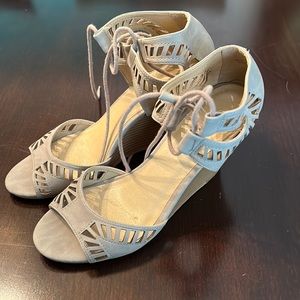 CL by Chinese Laundry Wedge Sandals, Grey/Beige, Women’s Size 9.5